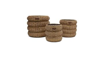 Set van drie ronde rattan opbergmanden van Rivièra Maison in verschillende formaten, staand tegen een witte achtergrond.