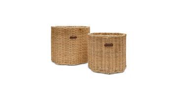 Twee Rustic Rattan Blossom manden in naturel rotan met golvende randen en leren Rivièra Maison label, op een witte achtergrond.