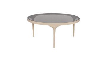 Salontafel Montana van New Routz, een ronde tafel met zandkleurig frame en bruin getint glazen blad.