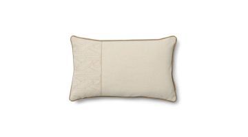 Rechthoekige kussenhoes in lichtbeige met subtiel ton-sur-ton RM-logo aan de zijkant en beige bies rondom de rand.