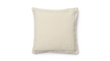 Neutrale kussenhoes met fijn pinstripe stiksel en RM-logo geborduurd in de hoek, zichtbaar tegen witte achtergrond.