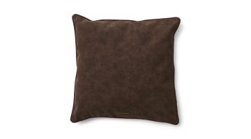Donkerbruine kussenhoes Barolo van Rivièra Maison in close-up, met subtiele structuur en biesafwerking rondom.