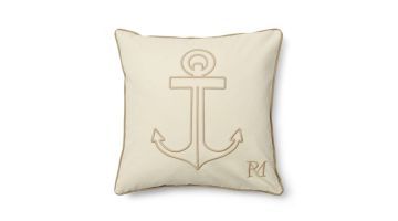 Crèmekleurige Rivièra Maison kussenhoes Lecco met een reliëfprint van een anker en een geborduurd RM-logo in de hoek.