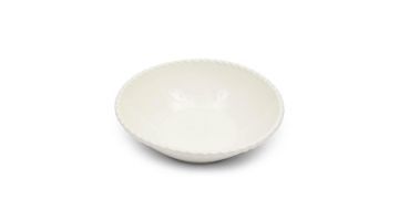 Witte schaal van porselein met sierlijke, gedraaide rand uit de Elegant Twist-serie van Rivièra Maison, afgebeeld op een witte achtergrond.