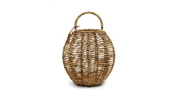 Ronde, gevlochten lantaarn Harvey van Rivièra Maison in naturel kleur met handvat en glazen houder aan de binnenkant.
