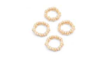 Set van vier servetringen Pearl Muse van Rivièra Maison, gemaakt van glanzende glazen kralen in een neutrale tint.