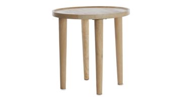 Ronde houten bijzettafel van mango hout in natuurlijke kleur, met drie taps toelopende poten en een licht opstaande rand.