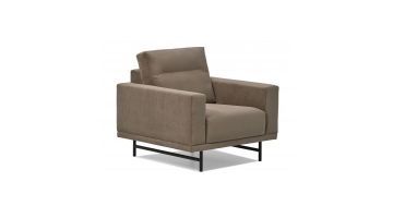 Zijaanzicht van de Montèl Fauteuil Phillipe – Een moderne fauteuil in taupe ribstof met brede armleuningen en een zwart metalen onderstel.