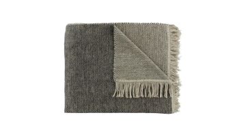 Plaid Unami Dark Taupe van Claudi, een luxe en zacht plaid met een fijn geweven structuur en decoratieve franjes, perfect voor extra warmte en stijl.