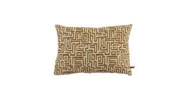 Sierkussen Rocco van Claudi met een luxe stof en een modern geometrisch patroon in warme zand- en koperkleuren, perfect voor een stijlvolle uitstraling.