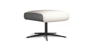 Voetenbank Castleton met zwart metalen draaivoet, bekleed met crème stof en grijze lederen zijkanten, schuin vooraanzicht.