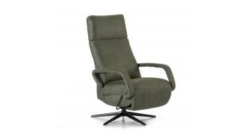 Relaxfauteuil Nora van Montel in groen microleder, met een hoge rugleuning, gestoffeerde armleuningen en een zwarte metalen draaivoet. De stoel heeft een verstelbare rugleuning en voetensteun voor optimaal comfort.