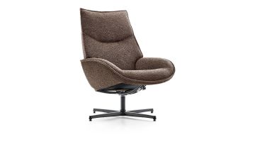 Draaifauteuil Majani van Baenks in bruin bouclé stof met hoge rugleuning en zwart metalen vierteens onderstel.
