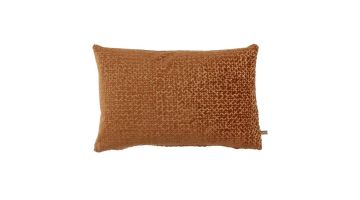 Sierkussen Nasha van Claudi in de kleur roest met een luxe, fluweelachtige textuur en subtiel patroon, ideaal voor een warme uitstraling.