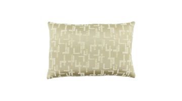 Beige sierkussen Dallanna van Claudi met een subtiel geometrisch patroon in een lichtere tint, gemaakt van een luxe stof.
