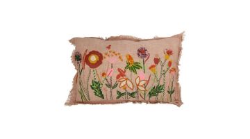 Rechthoekig sierkussen met een beige katoenen hoes, rijkelijk geborduurd met kleurrijke bloemen in groen, oranje, roze en roodtinten. De rand is licht gerafeld voor een speelse uitstraling.