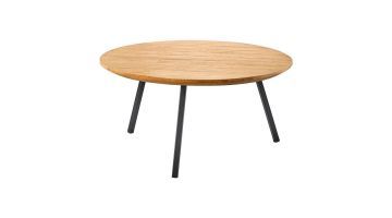 salontafel Aska – Ronde houten bijzettafel van Pronto Wonen met een naturel teak blad en drie zwarte metalen poten, strak en tijdloos design.