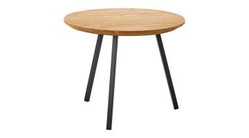 Bijzettafel Aska van Pronto Wonen – Ronde houten bijzettafel van Pronto Wonen met een naturel teak blad en drie zwarte metalen poten, strak en tijdloos design.