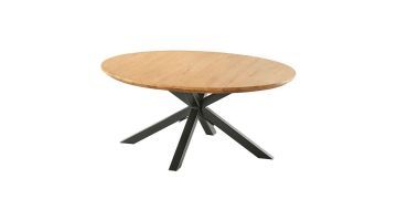 Ovale salontafel Romaro van Pronto Wonen met een teak houten blad en zwart metalen spinpoot.