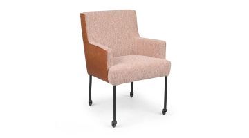 Eetkamerstoel Dewi met arm in beige bouclé en cognackleurig leer, zwart metalen frame met wieltjes, schuin van voren gefotografeerd.