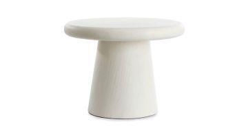 Crèmekleurige bijzettafel Kulina met een ronde top en taps toelopende basis, diameter 60 cm.