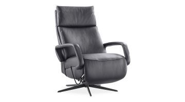 Relaxfauteuil Orona small in zwart leder met elektrische bediening, staand in neutrale positie.