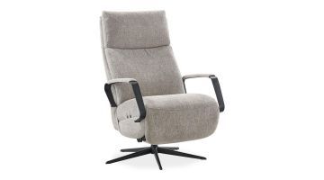 Grijze relaxfauteuil Laterza met zwarte metalen armleuningen en een vijf-teens draaivoet, bekleed met een trendy grijs-groene weefstof.