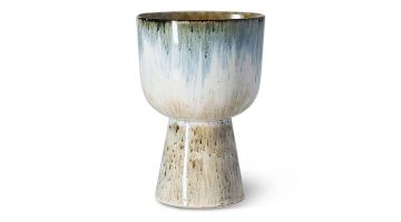 Close-up van de HKLIVING Bloempot Retro Gletsjer in blauw-witte glazuurafwerking met hoge voet.