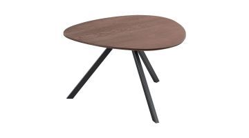 Schuin vooraanzicht van de salontafel Tavolo, een driehoekige tafel met afgeronde hoeken, een donker eikenhouten blad en drie zwarte metalen poten die schuin naar buiten staan.