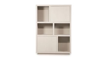 Vooraanzicht van de Eleonora kabinet Helsinki – Een taupekleurige houten kast met asymmetrische open vakken en twee afsluitbare opbergvakken.