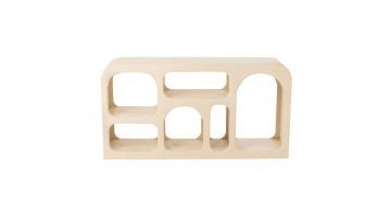 Vooraanzicht van de Console Cave van J-Line – Beige mangohouten console met organisch gevormde open vakken en afgeronde hoeken.