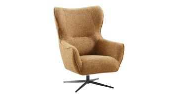 Schuin vooraanzicht van INHOUSE draaifauteuil Plentia in okergele stof met hoge rug en zwarte draaivoet.