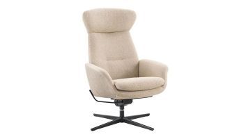 Schuin vooraanzicht van draaifauteuil Airola in beige stof met zwarte draaivoet en hoge rugleuning.