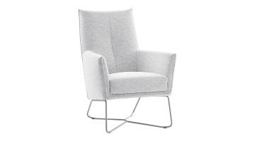 Lichtgrijze draaifauteuil Dono van Pronto Wonen, zijaanzicht – Elegante fauteuil met zachte bekleding, schuine armleuningen en ranke, lichtgrijze kruispoot. 