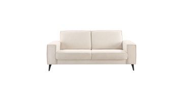 Ecrukleurige 2,5-zitsbank Barrio met strakke lijnen, rechte rug- en zitkussens en zwarte poten, gefotografeerd recht van voren.