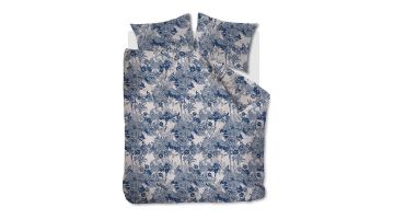 Eenpersoons dekbedovertrek Sketch Blue van At Home by Beddinghouse met een blauw-wit botanisch dessin.