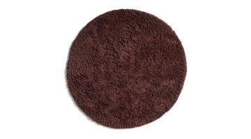 Rond hoogpolig vloerkleed 'Asta' van COCO Maison in een warme bruine kleur, met een volle en zachte textuur voor een knusse uitstraling.