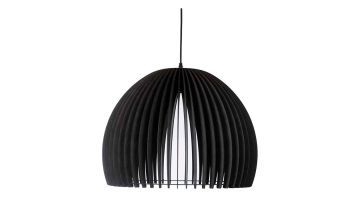 Zwarte Blij Design hanglamp Oslo 65 cm met halfbol kap van open latten en zwarte pendel, gefotografeerd vrijstaand tegen witte achtergrond.