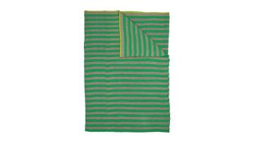 Groene gestreepte gebreide plaid met opgevouwen hoek en contrasterende rand.