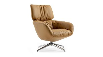 Leolux fauteuil Lodey in caramelkleurig leer met een elegant design en metalen draaivoet.