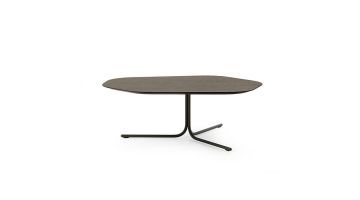 Salontafel met donker eikenhout blad en organische vorm, ondersteund door een minimalistisch metalen frame.