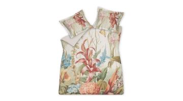 Close-up van een geweven sierkussen in groengrijze tint op het Florentine multi dekbedovertrek van Vandyck met bloemen in rood en beige.