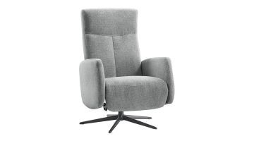 Relaxfauteuil Perfini in grijze stof, met hoge rugleuning, zachte armleuningen en zwarte draaivoet op een witte achtergrond.