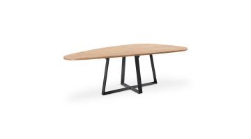 Deens ovale eettafel Levado met melamine blad in eikenkleur en zwarte metalen spinpoot, geschikt voor 4 tot 6 personen.
