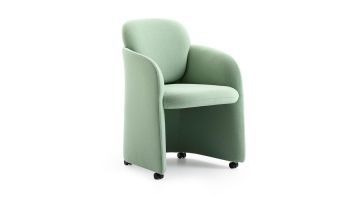 Eetstoel Vynn van Leolux in zachte groene stof met wieltjes, vooraanzicht.