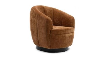 Draaifauteuil The Countess van Rivièra Maison in bruin, schuin vooraanzicht.