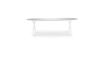 Zion eettafel van Cartel Living met modern tafelblad en zwarte X-poten, vooraanzicht.