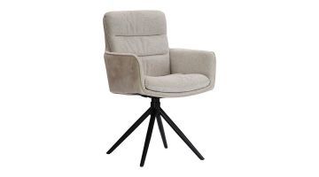 Eetkamerstoel Letta van Pronto Wonen in naturel stof met een zachte, gewatteerde zitting, armleuningen en een zwart metalen draaionderstel.