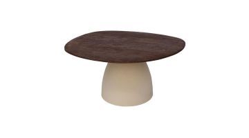 INHOUSE Marroni salontafel met een rond organisch blad van donker mangohout en een brede zandkleurige, afgeronde voet.