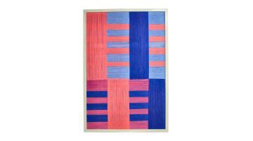 Kersten Wandplaat Touw Multi met levendige blauwe, rode en roze tinten in een geometrisch patroon, omlijst met een neutrale rand.